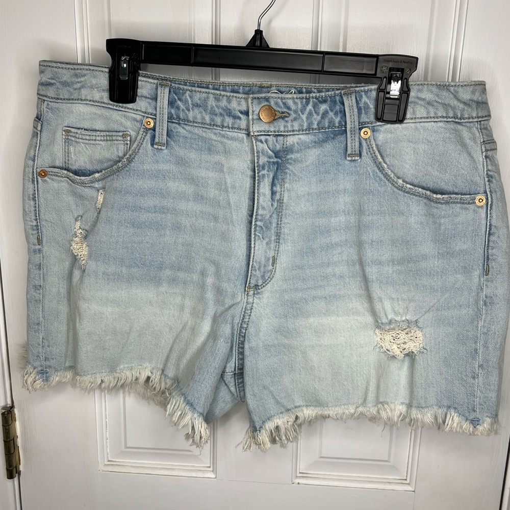 Universal thread high rise, stretchy, frayed, blue jean shorts. Size: 14/32R